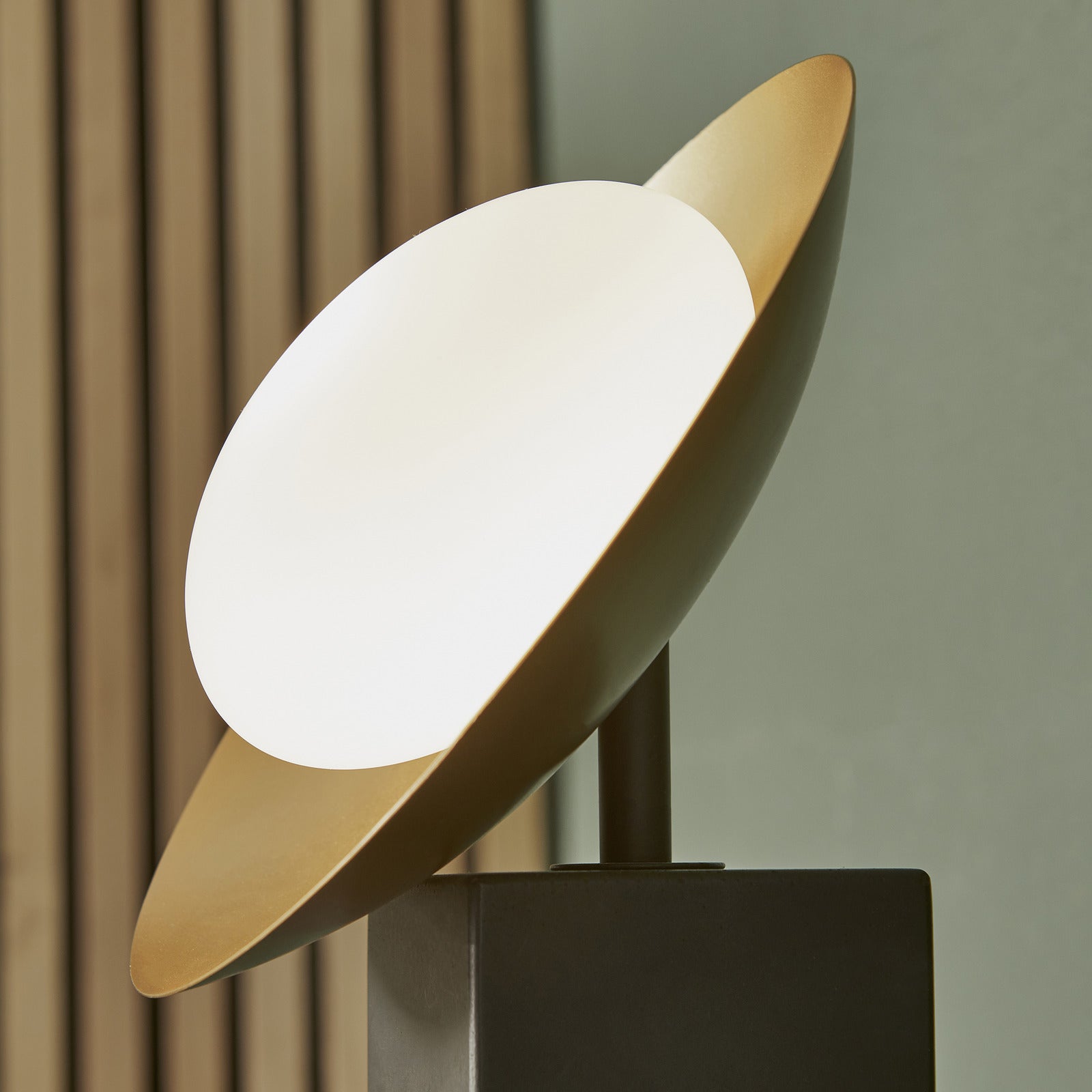 Saturn Table
